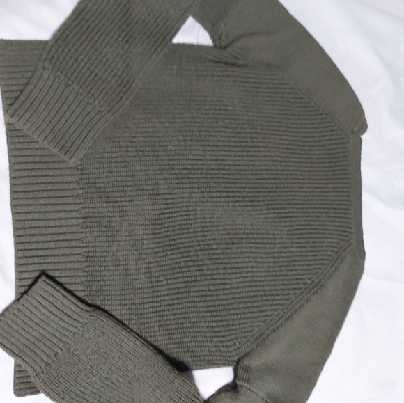 Aritzia/TNA army green Long sleeve - Picture 3 of 4